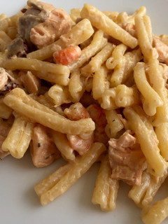 Una foto de Pasta con salmón, gambas y tomate seco