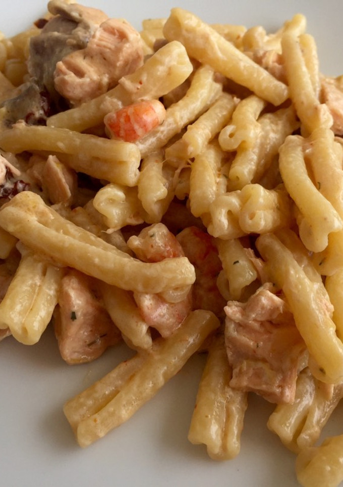 Una foto de Pasta con salmón, gambas y tomate seco