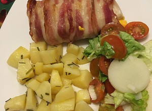 Una foto de Pollo Relleno envuelto en Tocino