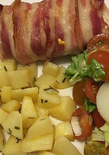 Una foto de Pollo Relleno envuelto en Tocino