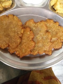 सिघांड़े के आटे की पूरी (singhare ke aate ki poori recipe in Hindi) रेसिपी मुख्य फोटो