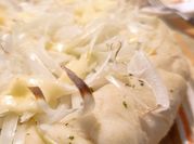 Una foto de pizza de mozzarella