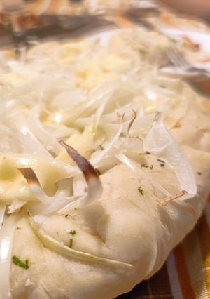 Una foto de Pizzas caseras estilo Porteño (Pizza Rellena, Jamón crudo con albahaca y Especial)