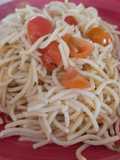 Tallarines con tomates salteados