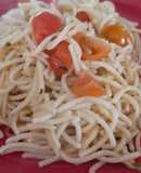 Tallarines con tomates salteados