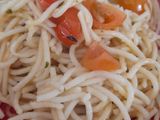 Tallarines con tomates salteados