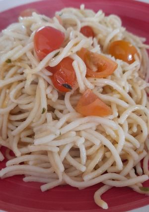 Una foto de Tallarines con tomates salteados