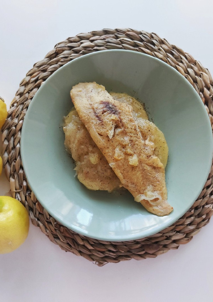Una foto de Merluza encebollada