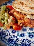 Quesadilla crispy chicken con salsa césar y guacamole casero