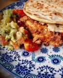 Quesadilla crispy chicken con salsa césar y guacamole casero