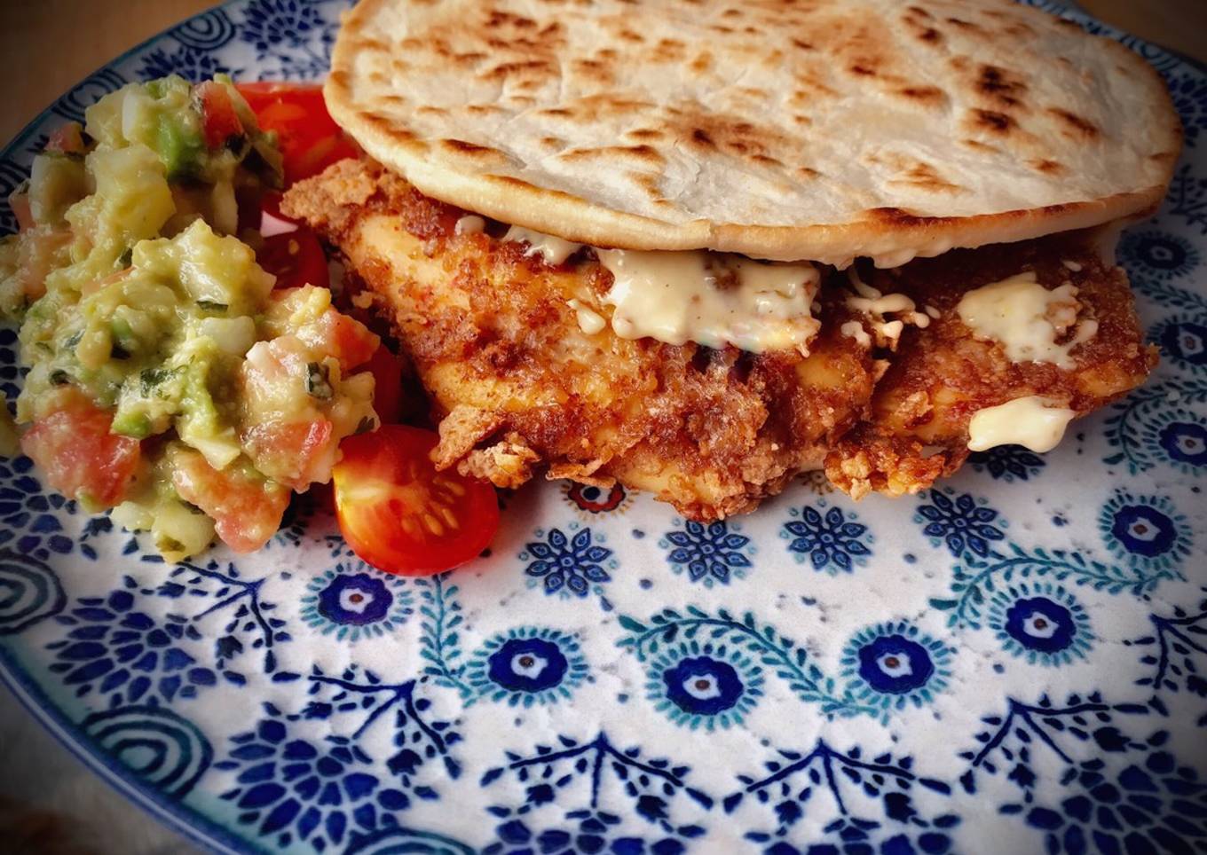 Quesadilla crispy chicken con salsa césar y guacamole casero