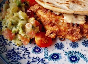 Foto principal de Quesadilla crispy chicken con salsa césar y guacamole casero