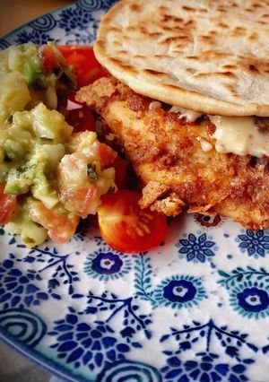 Una foto de Quesadilla crispy chicken con salsa césar y guacamole casero