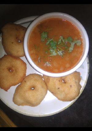 A picture of Medu vada sambar.