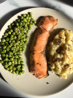 Una foto de Salmón con puré de patatas con trufa y guarnición