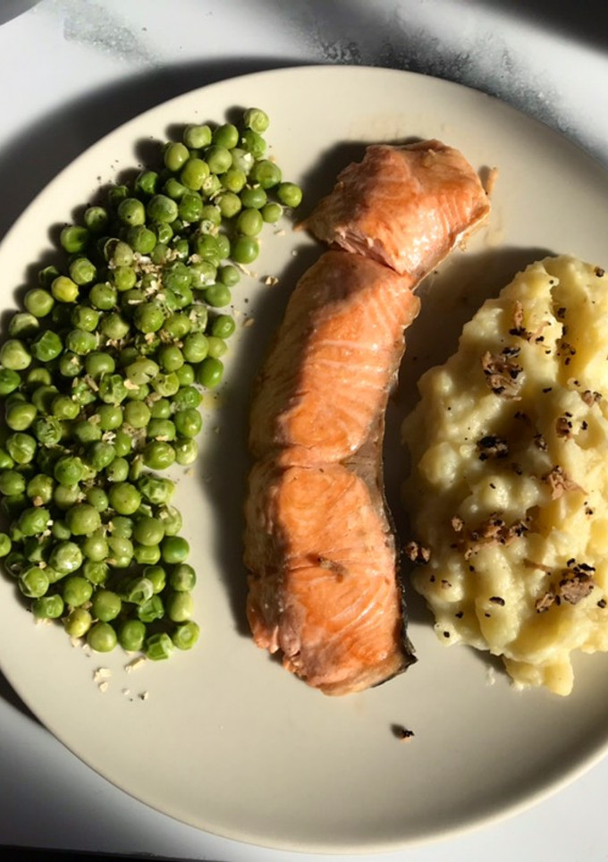 Una foto de Salmón con puré de patatas con trufa y guarnición