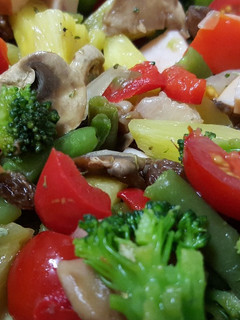Una foto de Salteado de verduras con piña, champiñones y pavo