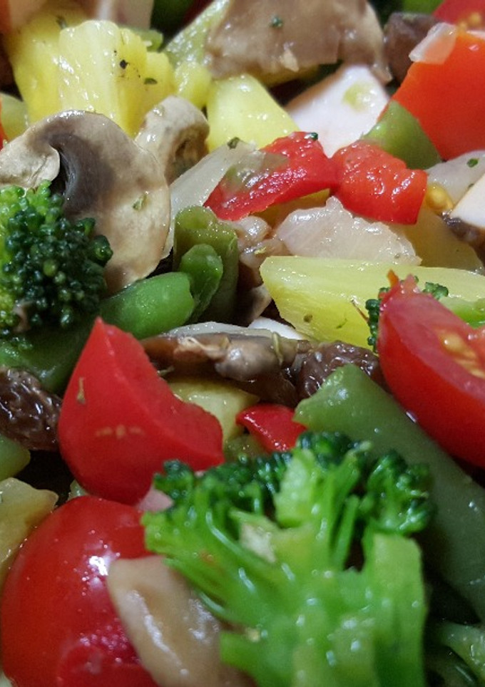 Una foto de Salteado de verduras con piña, champiñones y pavo