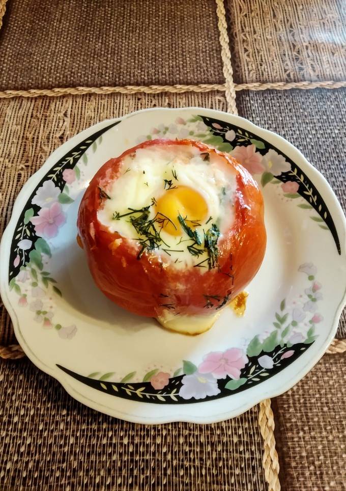 Яєчня, запечена у помідорі