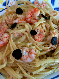 Una foto de Tallarines con gambas, salmón y trufa