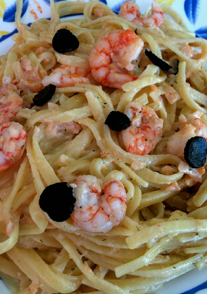Una foto de Tallarines con gambas, salmón y trufa