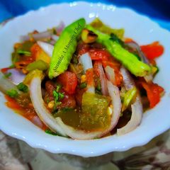 A picture of Tamatar pyaz chakata.