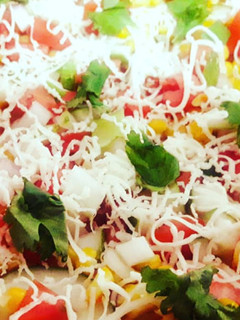ખાખરા પીઝા(khakhara Pizza Recipe in Gujarati) રેસીપી મુખ્ય ફોટો