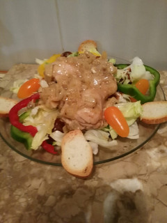 Una foto de Pollo con salsa de mostaza acompañada de ensalada