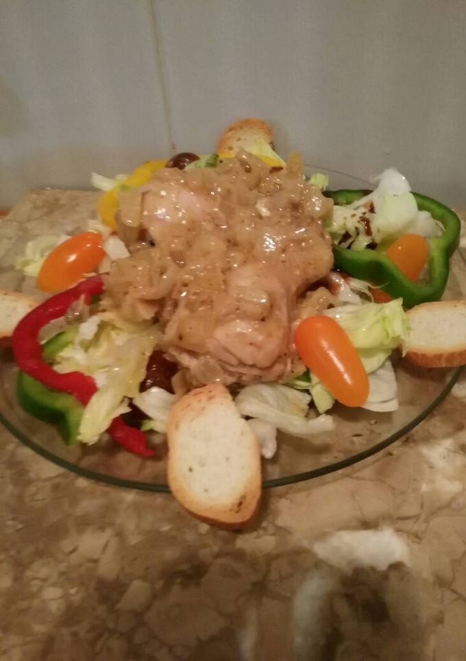 Una foto de Pollo con salsa de mostaza acompañada de ensalada