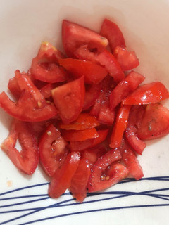 Una foto de Ensalada básica de tomate