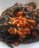 Espaguetis negros con atún y tomate