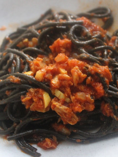 Una foto de Espaguetis negros con atún y tomate