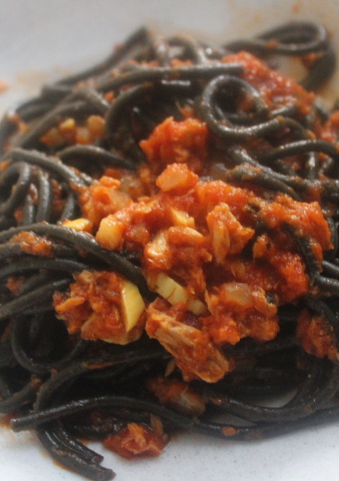 Una foto de Espaguetis negros con atún y tomate