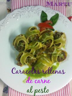 Una foto de Caracolas rellenas de carne picada al pesto