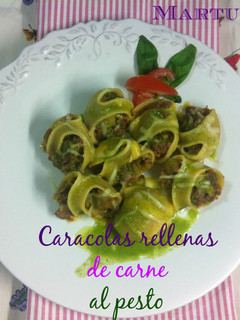 Una foto de Caracolas rellenas de carne picada al pesto