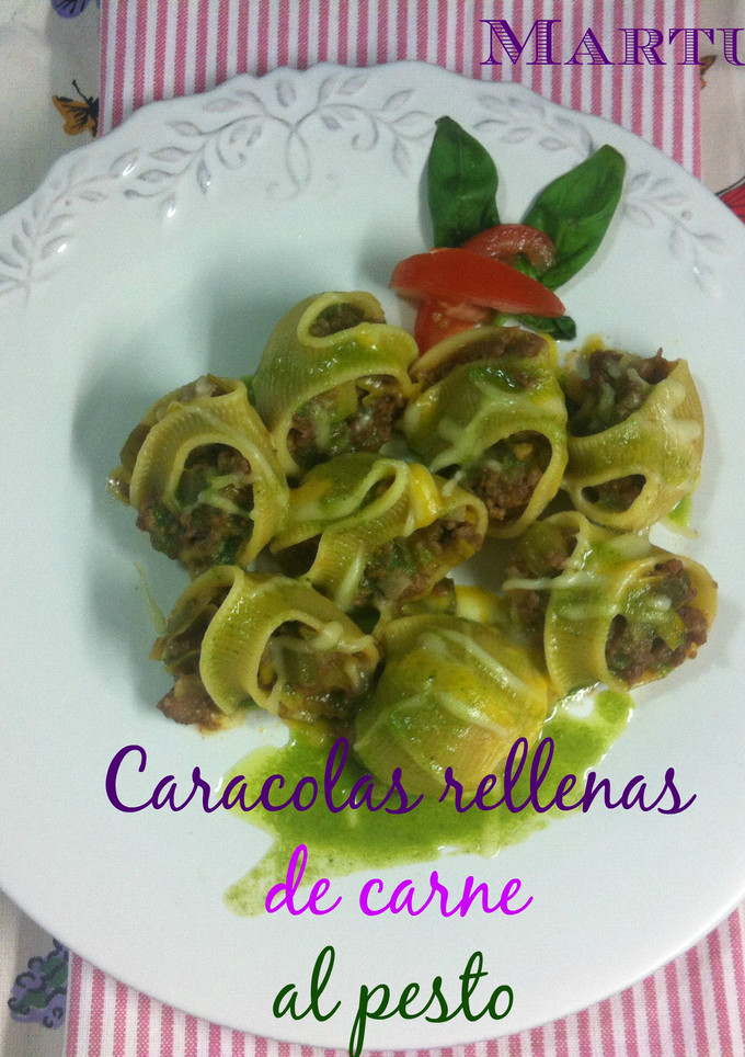 Una foto de Caracolas rellenas de carne picada al pesto