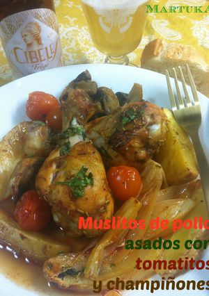 Una foto de Muslitos de pollo asados con tomatitos y champiñones