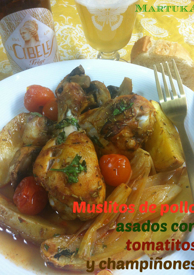 Una foto de Muslitos de pollo asados con tomatitos y champiñones