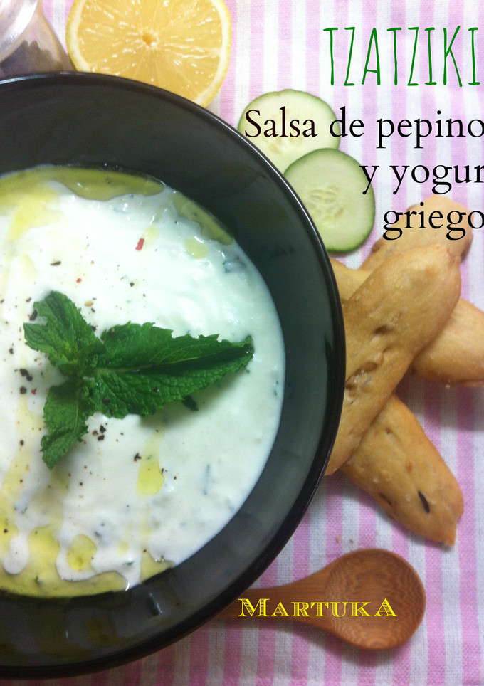 Una foto de Tzatziki (salsa de pepino y yogur griego)