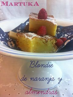 Una foto de Blondie de naranja y almendras