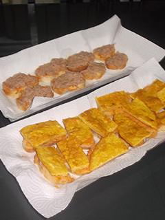 Una foto de Tortilla de atún y zumo de tomate