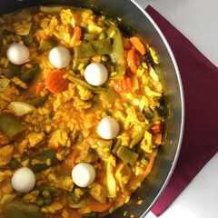 Una foto de Paella melosa de pollo y verduras