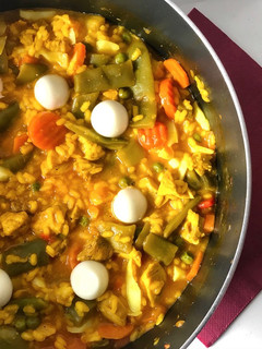 Una foto de Paella melosa de pollo y verduras