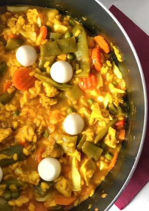 Una foto de Paella melosa de pollo y verduras