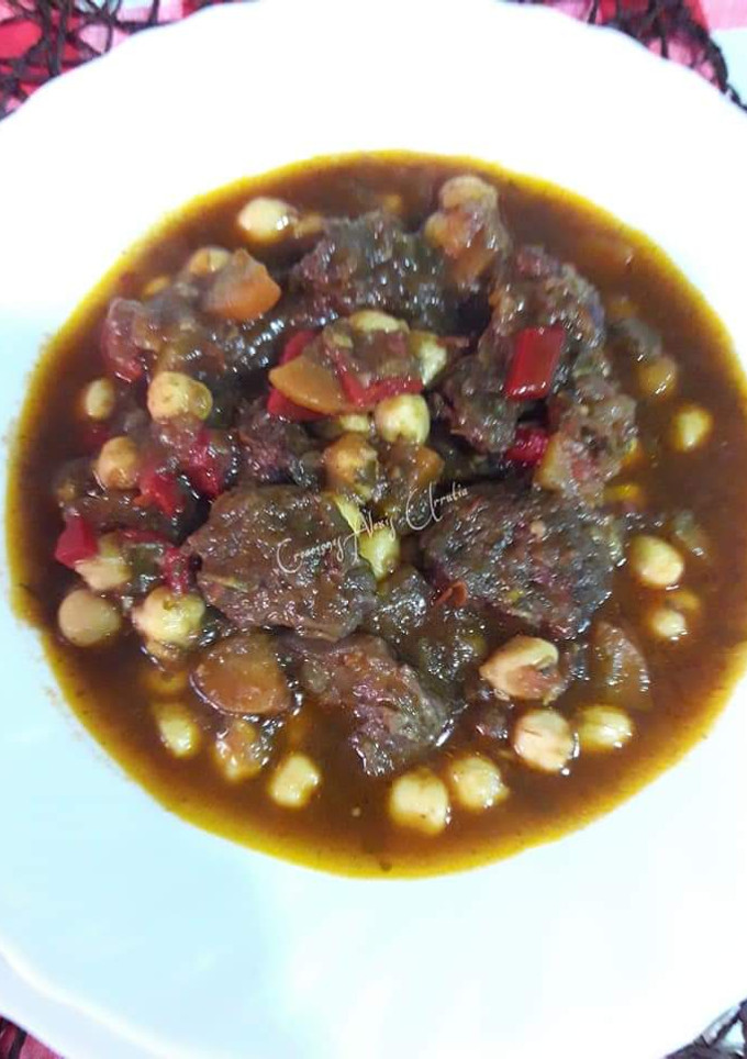 Una foto de Garbanzos con de ternera en salsa de ras el hanout y zanahorias