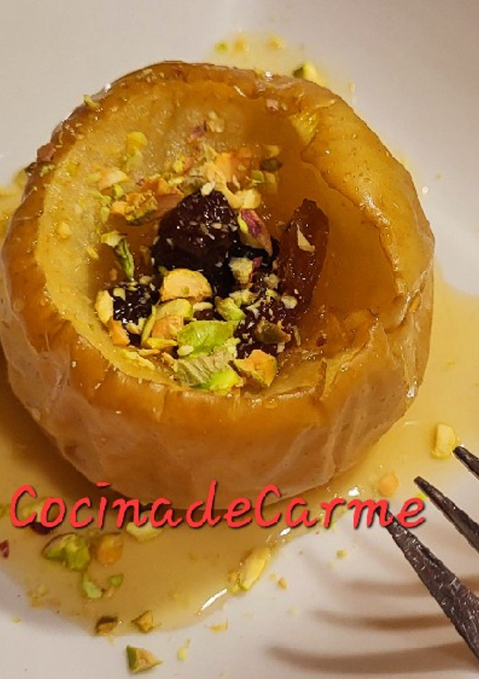 Una foto de Manzanas a la miel, rellenas de pasas de corinto y pistachos