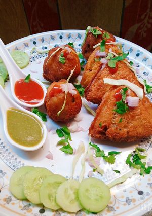 A picture of Bread masala Samosa.