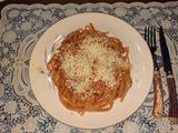 Comida de alacena que salva (fideos y salsa)