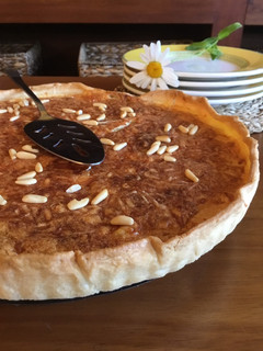 Una foto de Quiche de cebolla caramelizada, bacon y queso