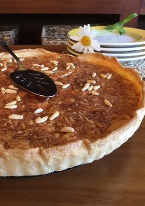 Una foto de Quiche de cebolla caramelizada, bacon y queso